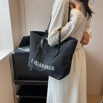 Taška cez rameno z plátna – PU materiál; horizontálny štvorcový tvar; magnetické zapínanie; laminované vnútorné vrecko so zipsom; jednopramenný popruh