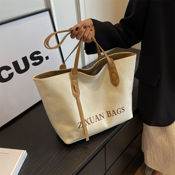 Taška cez rameno z plátna – PU materiál; horizontálny štvorcový tvar; magnetické zapínanie; laminované vnútorné vrecko so zipsom; jednopramenný popruh