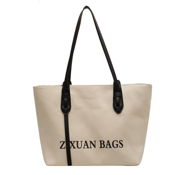 Taška cez rameno z plátna – PU materiál; horizontálny štvorcový tvar; magnetické zapínanie; laminované vnútorné vrecko so zipsom; jednopramenný popruh