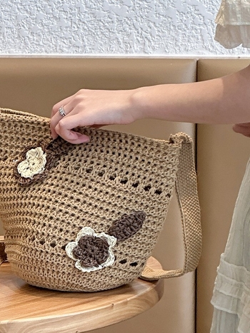 Slamnata tote torba s vertikalnim kvadratnim oblikom, otvorenim vrhom, jednim remenom, džepom za ID