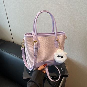 Dámska taška bucket zo slamy – ľahká, univerzálna cez rameno so zipsom, horizontálny štvorcový tvar, vnútorné vrecká na telefón a ID, mestský minimalizmus, jar 2025