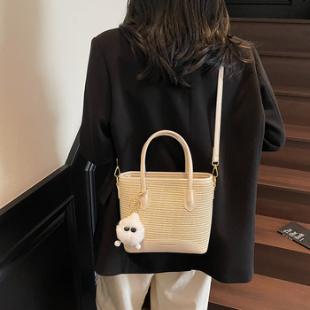 Dámska taška bucket zo slamy – ľahká, univerzálna cez rameno so zipsom, horizontálny štvorcový tvar, vnútorné vrecká na telefón a ID, mestský minimalizmus, jar 2025