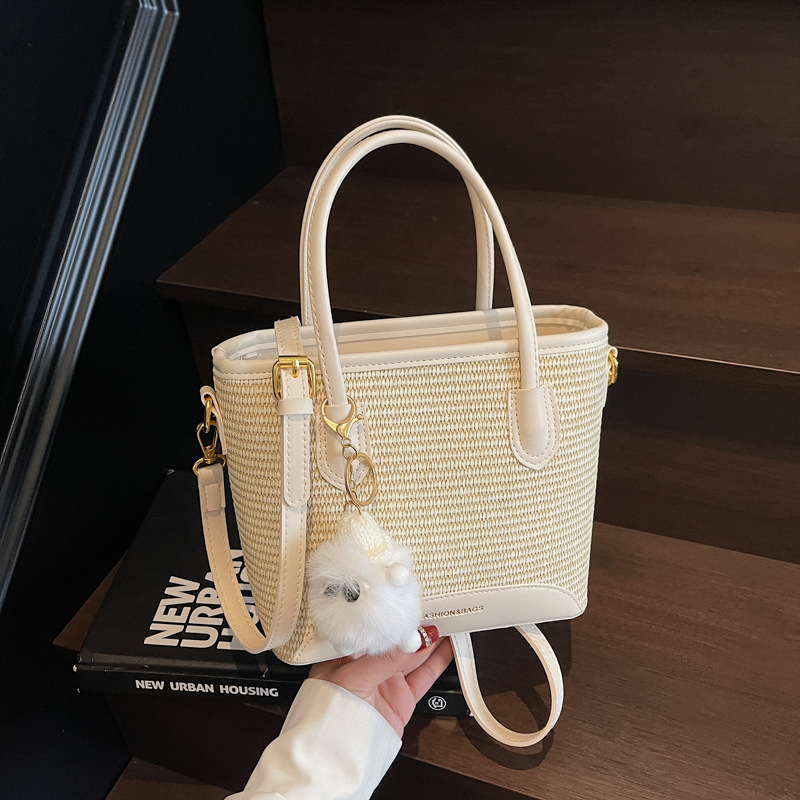 Dámska taška bucket zo slamy – ľahká, univerzálna cez rameno so zipsom, horizontálny štvorcový tvar, vnútorné vrecká na telefón a ID, mestský minimalizmus, jar 2025