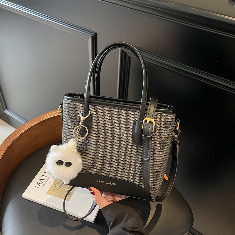 Dámska taška bucket zo slamy – ľahká, univerzálna cez rameno so zipsom, horizontálny štvorcový tvar, vnútorné vrecká na telefón a ID, mestský minimalizmus, jar 2025