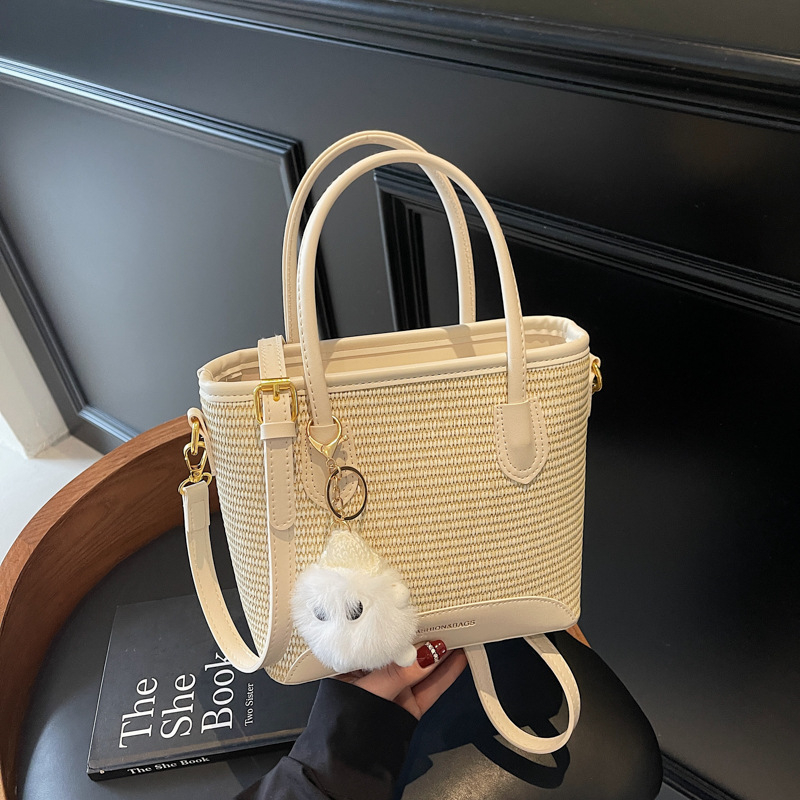 Dámska taška bucket zo slamy – ľahká, univerzálna cez rameno so zipsom, horizontálny štvorcový tvar, vnútorné vrecká na telefón a ID, mestský minimalizmus, jar 2025