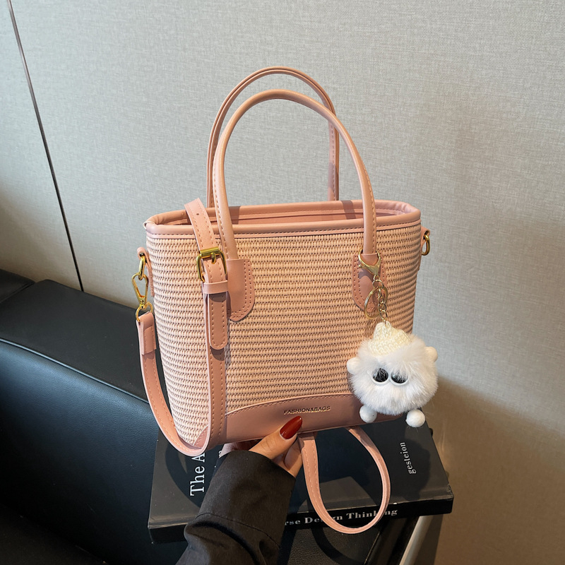 Dámska taška bucket zo slamy – ľahká, univerzálna cez rameno so zipsom, horizontálny štvorcový tvar, vnútorné vrecká na telefón a ID, mestský minimalizmus, jar 2025