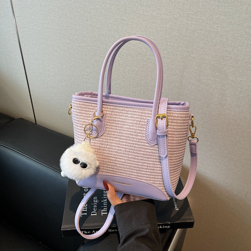 Dámska taška bucket zo slamy – ľahká, univerzálna cez rameno so zipsom, horizontálny štvorcový tvar, vnútorné vrecká na telefón a ID, mestský minimalizmus, jar 2025