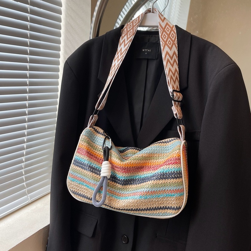 Ručne tkaná taška, mestský minimalistický štýl, zapínanie na zips, vodorovný štvorcový tvar, polyesterová podšívka, vnútorné vrecká na telefón a identifikačnú kartu