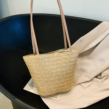 Ženska pletena bucket bag, stil urban simplicity, otvoren vrh, jesen 2025
