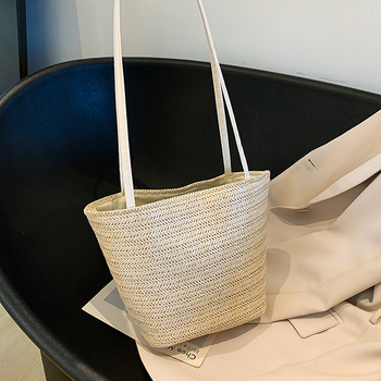Ženska pletena bucket bag, stil urban simplicity, otvoren vrh, jesen 2025