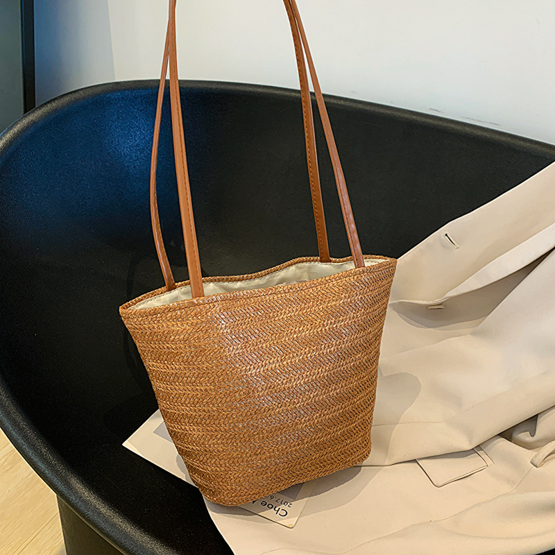 Ženska pletena bucket bag, stil urban simplicity, otvoren vrh, jesen 2025