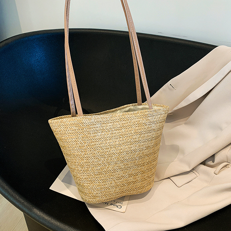 Ženska pletena bucket bag, stil urban simplicity, otvoren vrh, jesen 2025