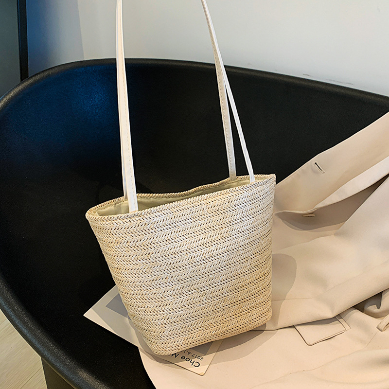 Ženska pletena bucket bag, stil urban simplicity, otvoren vrh, jesen 2025