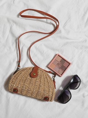 Slamená taška cez rameno s tvarom mušle, magnetické zapínanie, bavlnená podšívka, vnútorná kapsa