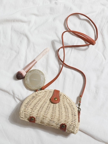 Slamená taška cez rameno s tvarom mušle, magnetické zapínanie, bavlnená podšívka, vnútorná kapsa