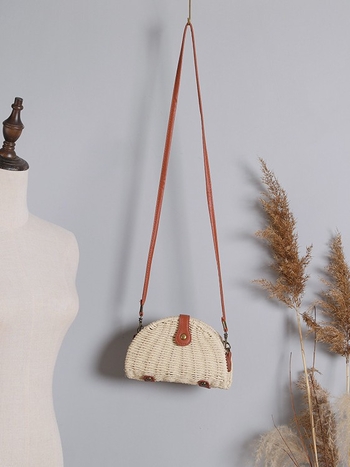 Slamená taška cez rameno s tvarom mušle, magnetické zapínanie, bavlnená podšívka, vnútorná kapsa