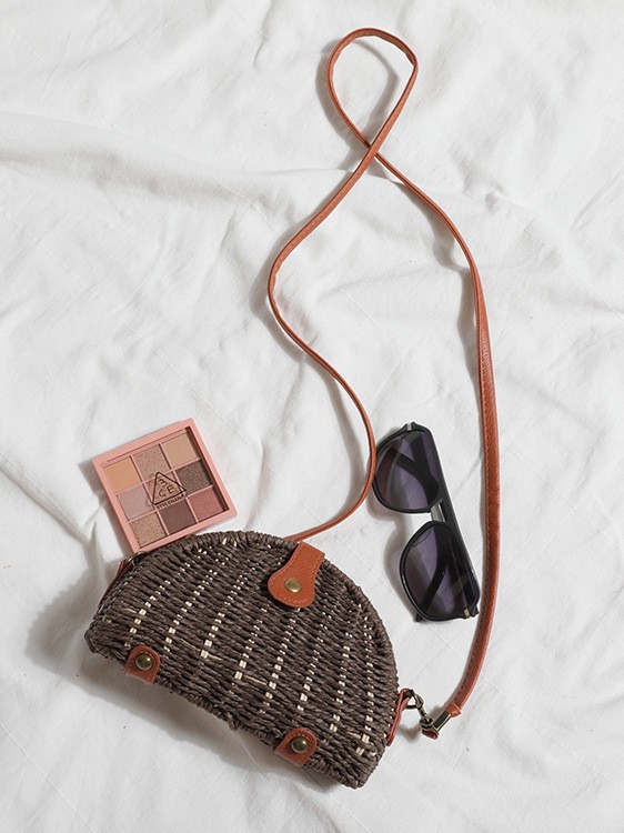 Slamená taška cez rameno s tvarom mušle, magnetické zapínanie, bavlnená podšívka, vnútorná kapsa