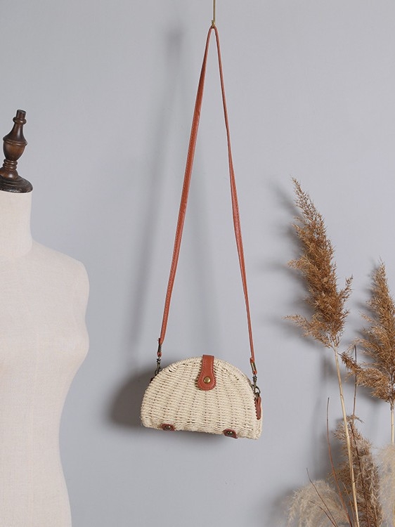 Slamená taška cez rameno s tvarom mušle, magnetické zapínanie, bavlnená podšívka, vnútorná kapsa