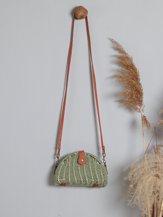 Slamená taška cez rameno s tvarom mušle, magnetické zapínanie, bavlnená podšívka, vnútorná kapsa