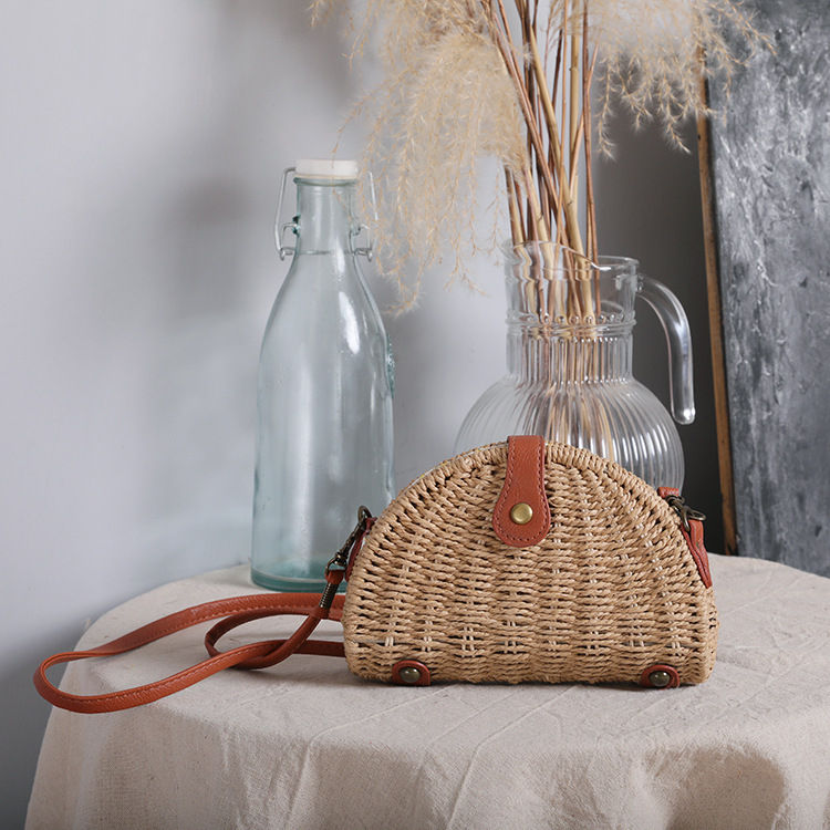 Slamená taška cez rameno s tvarom mušle, magnetické zapínanie, bavlnená podšívka, vnútorná kapsa