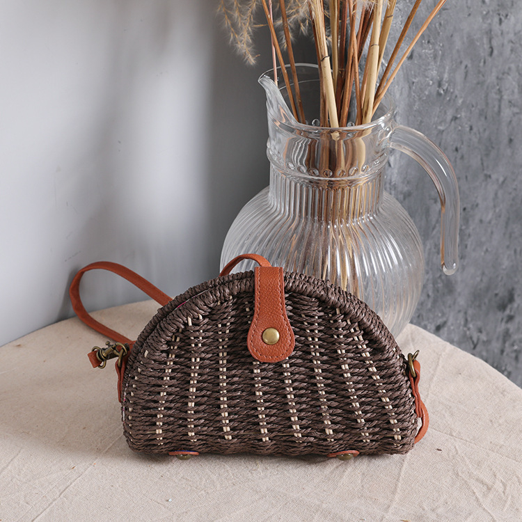 Slamená taška cez rameno s tvarom mušle, magnetické zapínanie, bavlnená podšívka, vnútorná kapsa