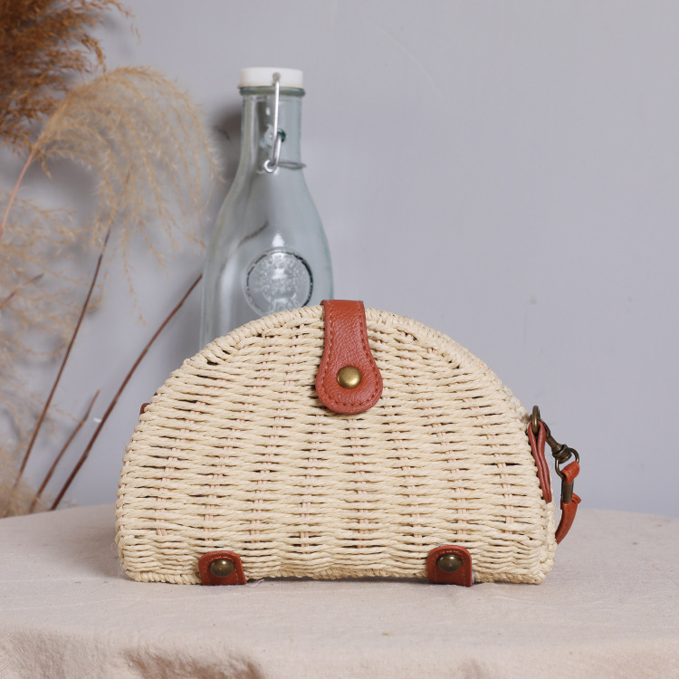 Slamená taška cez rameno s tvarom mušle, magnetické zapínanie, bavlnená podšívka, vnútorná kapsa