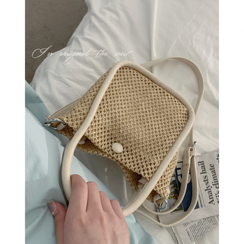 Poliészterből készült, szövött hatású táska, street trend stílus, mágneses zárás, horizontális négyszög alakú forma, belső cipzáras zseb