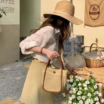 Poliészterből készült, szövött hatású táska, street trend stílus, mágneses zárás, horizontális négyszög alakú forma, belső cipzáras zseb