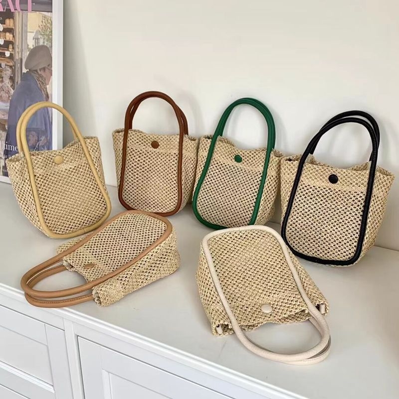 Poliészterből készült, szövött hatású táska, street trend stílus, mágneses zárás, horizontális négyszög alakú forma, belső cipzáras zseb