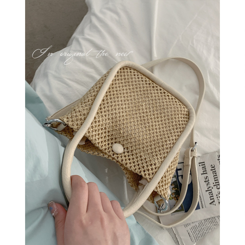 Poliészterből készült, szövött hatású táska, street trend stílus, mágneses zárás, horizontális négyszög alakú forma, belső cipzáras zseb