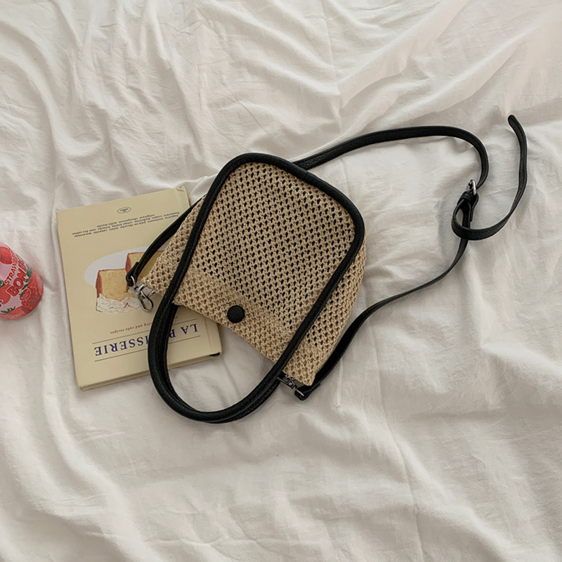 Poliészterből készült, szövött hatású táska, street trend stílus, mágneses zárás, horizontális négyszög alakú forma, belső cipzáras zseb