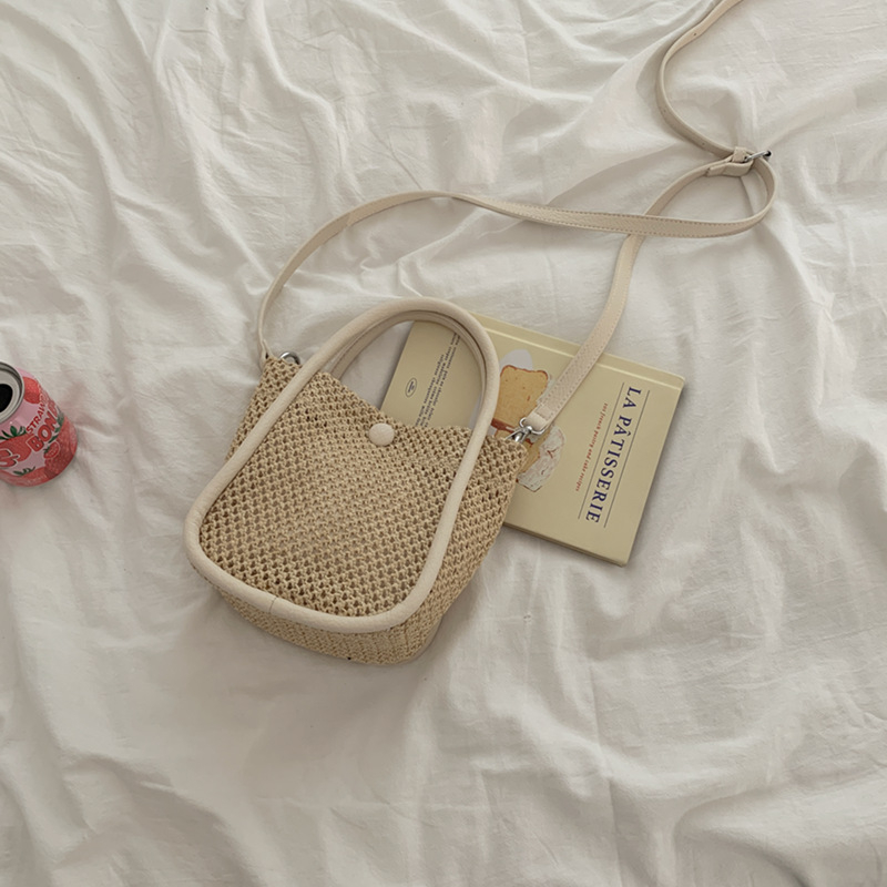 Poliészterből készült, szövött hatású táska, street trend stílus, mágneses zárás, horizontális négyszög alakú forma, belső cipzáras zseb