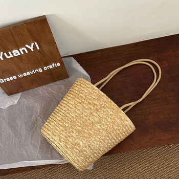 Taška zo slamy pšenice, ručne pletená, vertikálny štvorcový tvar, podšívka z polyestra, magnetické zapínanie, dvojité popruhy