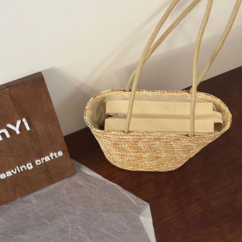 Taška zo slamy pšenice, ručne pletená, vertikálny štvorcový tvar, podšívka z polyestra, magnetické zapínanie, dvojité popruhy