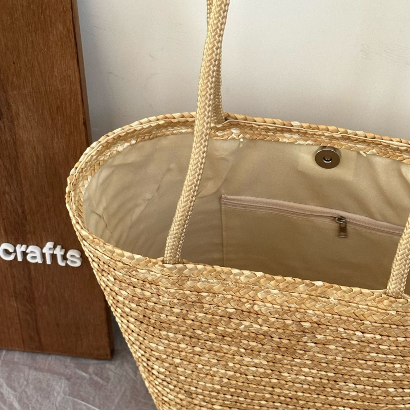 Taška zo slamy pšenice, ručne pletená, vertikálny štvorcový tvar, podšívka z polyestra, magnetické zapínanie, dvojité popruhy