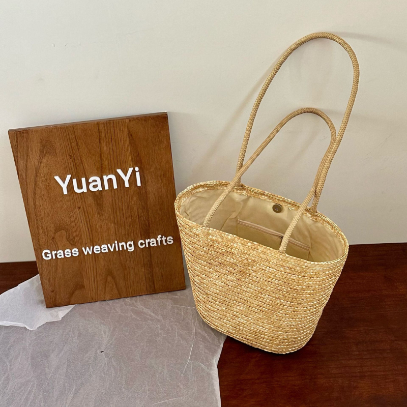 Taška zo slamy pšenice, ručne pletená, vertikálny štvorcový tvar, podšívka z polyestra, magnetické zapínanie, dvojité popruhy