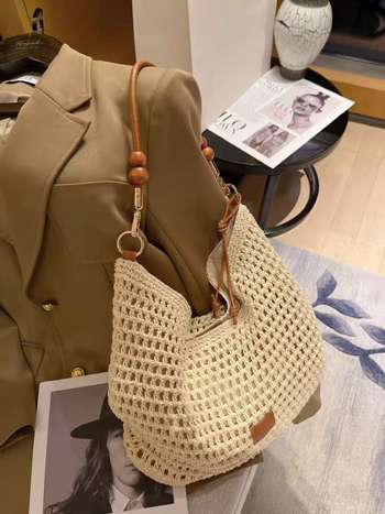 Geantă tote din paie, formă orizontală pătrată, închidere magnetică, buzunar interior laminat cu fermoar, căptușeală poliester