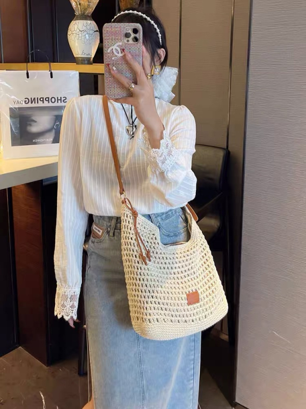 Geantă tote din paie, formă orizontală pătrată, închidere magnetică, buzunar interior laminat cu fermoar, căptușeală poliester