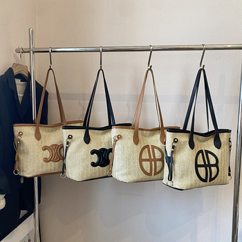 Tote taška zo slamy, mestský street fashion štýl, horizontálny štvorcový tvar, zips, polyesterová podšívka, leto 2025