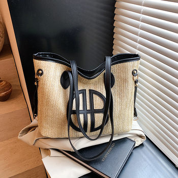 Tote taška zo slamy, mestský street fashion štýl, horizontálny štvorcový tvar, zips, polyesterová podšívka, leto 2025