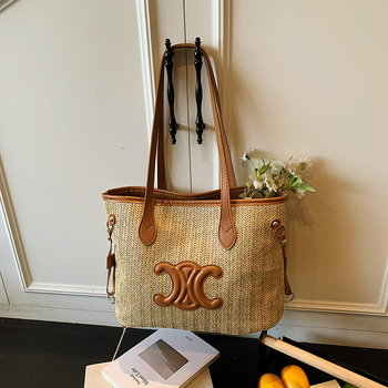 Tote taška zo slamy, mestský street fashion štýl, horizontálny štvorcový tvar, zips, polyesterová podšívka, leto 2025