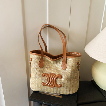 Tote taška zo slamy, mestský street fashion štýl, horizontálny štvorcový tvar, zips, polyesterová podšívka, leto 2025