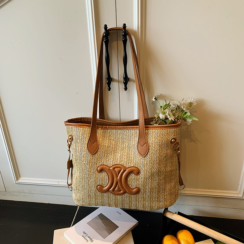 Tote taška zo slamy, mestský street fashion štýl, horizontálny štvorcový tvar, zips, polyesterová podšívka, leto 2025