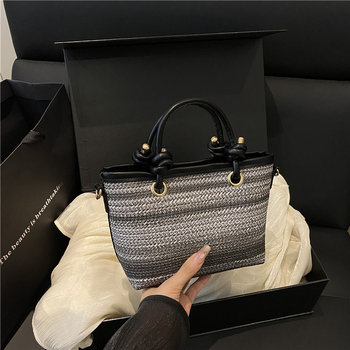 Slamená tkaná taška, bucket bag, horizontálny obdĺžnikový tvar, zips, polyesterová podšívka