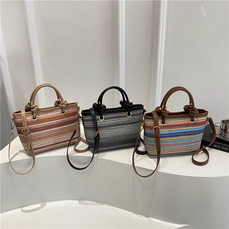 Slamená tkaná taška, bucket bag, horizontálny obdĺžnikový tvar, zips, polyesterová podšívka