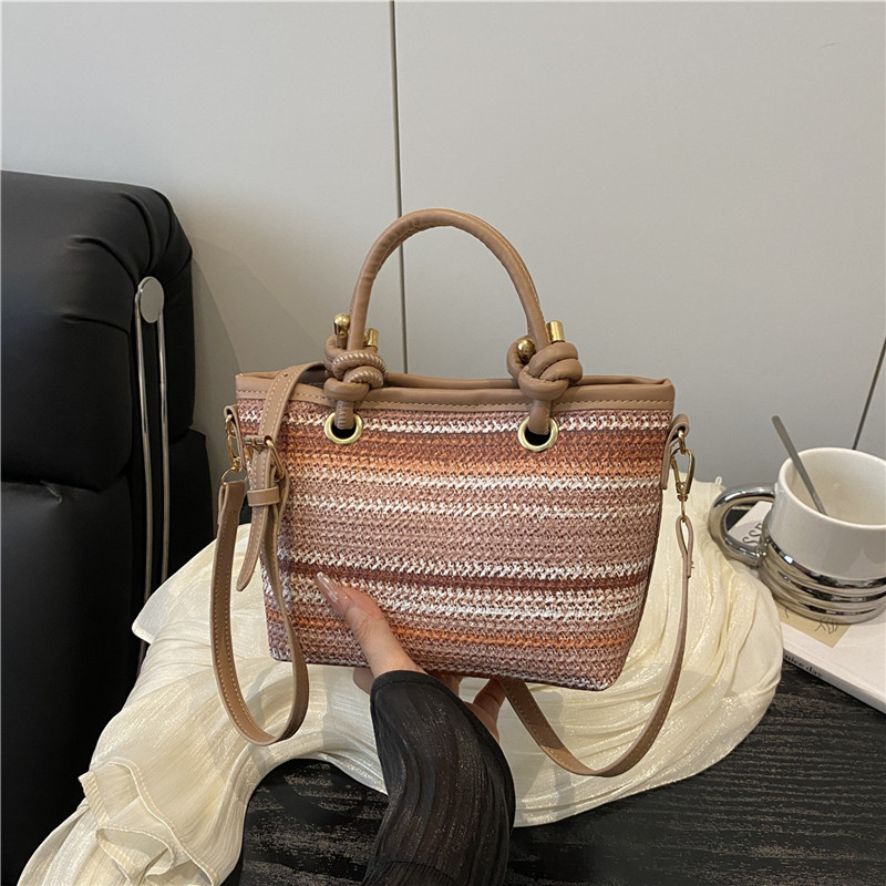 Slamená tkaná taška, bucket bag, horizontálny obdĺžnikový tvar, zips, polyesterová podšívka