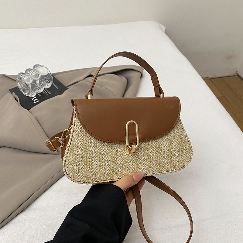 Pletena crossbody torba, PU materijal, vodoravni kvadratni oblik, zatvaranje preklopom, džep za mobitel
