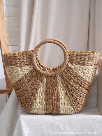 Szalmából készült tote táska, nagy kapacitású, nyitott felső rész, vízszintes négyzet alakú, belső zseb telefonhoz