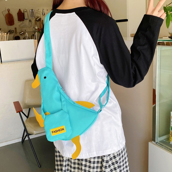 Crossbody taška, bežný textilný materiál, vertikálne štvorcová silueta, zips zapínanie, vnútorná kapsa na telefón, jarné vydanie 2025