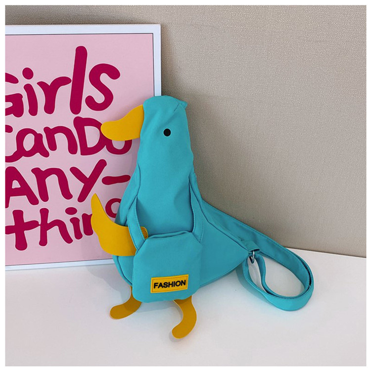 Crossbody taška, bežný textilný materiál, vertikálne štvorcová silueta, zips zapínanie, vnútorná kapsa na telefón, jarné vydanie 2025